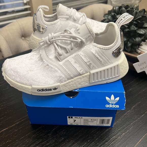 NEW Adidas NMD R1 Women’s Velour Crystal White & Silver Chrome Sz 7 - Picture 12 of 13